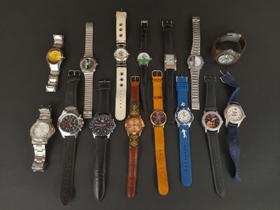 un grand nombre de montres posées sur une table