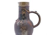 un vase brun avec une anse sur fond blanc