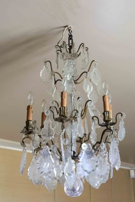 un lustre en cristal suspendu au plafond d'une pièce