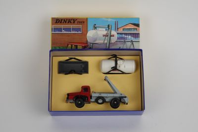 une boîte contenant un camion jouet et d'autres objets
