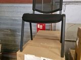 une pile de cartons sur laquelle est posée une chaise