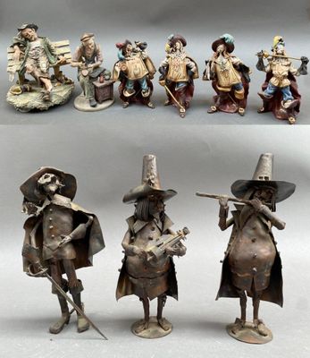 plusieurs figurines représentant des personnages vêtus de costumes médiévaux et coiffés de chapeaux