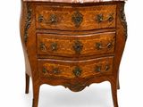 une commode ancienne avec un plateau en marbre
