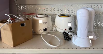 un mixeur blanc posé sur une étagère à côté d'autres appareils électroménagers