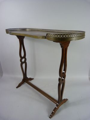 Table de salon de forme rognon en acajou et placage d'acajou…