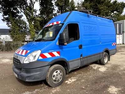 une photo d'une camionnette bleue garée sur un parking