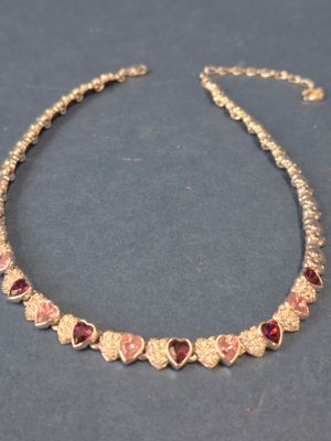 un gros plan d'un collier posé sur une table, avec une chaîne