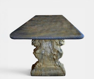 l'image d'une table sur laquelle est posée une lampe