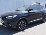 un 4x4 noir garé devant un bâtiment