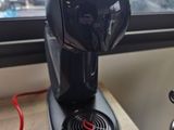 une cafetière noire posée sur une table près d'une fenêtre