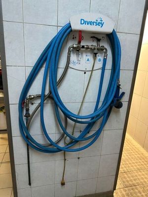 un tuyau bleu fixé au mur d'une salle de bains