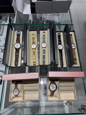 une vitrine en verre sur laquelle sont exposées plusieurs montres
