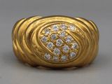 une image d'une bague en or et diamants sur fond blanc