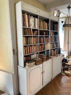 une bibliothèque remplie de livres, placée dans un coin de la pièce
