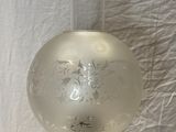 une lampe en verre posée sur une table
