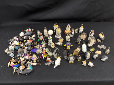 tout un tas de petites figurines posées sur une table noire