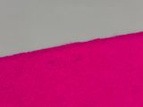 tissu rose avec une bordure blanche sur fond gris