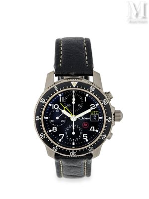 La montre est noire et est dotée d'un bracelet en cuir noir.