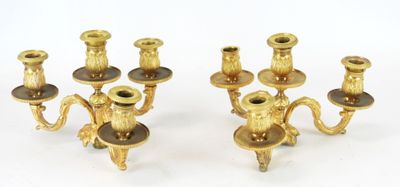 paire de candélabres anciens en laiton, avec des bougeoirs de chaque côté