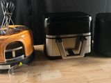 deux grille-pain et un grille-pain posés sur une table en bois