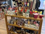 une étagère en bois sur laquelle sont disposés divers articles dans un magasin