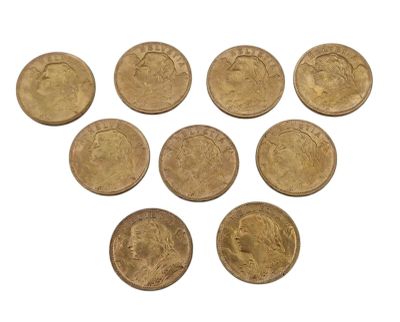 gros plan d'un paquet de pièces de monnaie sur une surface blanche