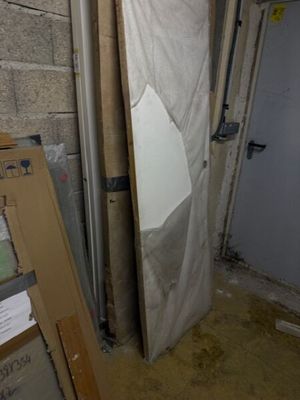une pièce avec une porte et un mur recouvert d'un drap
