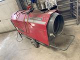 une machine rouge qui se trouve dans un garage