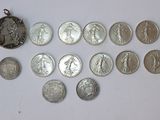 un lot de pièces de monnaie posées sur une table
