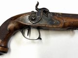une vieille arme exposée sur un mur