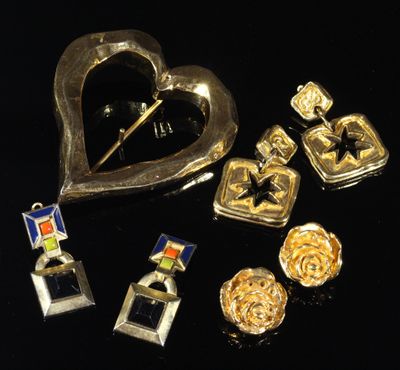 plusieurs bijoux, dont une broche en forme de cœur, des boucles d'oreilles et une épingle