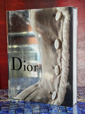 Le livre est posé sur une table, sur un sol carrelé de bleu.