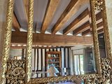 un grand miroir accroché au mur d'une pièce