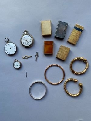 de nombreux modèles différents de montres et de bagues posés sur la table