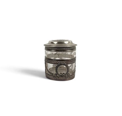 une image représentant une coupe en argent avec un couvercle, sur fond blanc