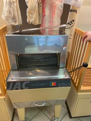 une machine posée sur une table