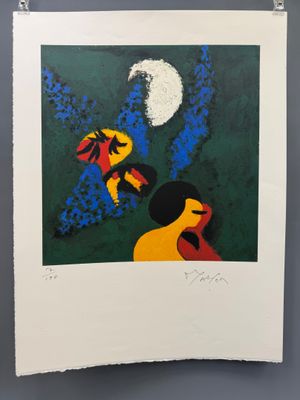 un tableau représentant une femme et un oiseau sur fond vert