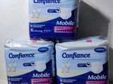 trois paquets de papier toilette empilés les uns sur les autres