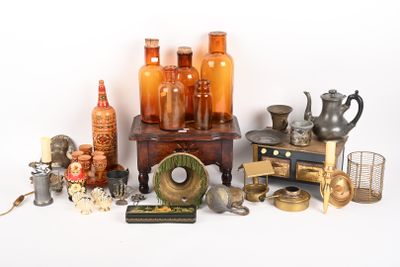 un grand nombre d'objets différents posés sur une table