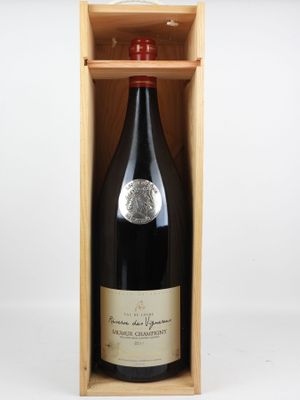 une bouteille de vin dans un coffret en bois sur fond blanc