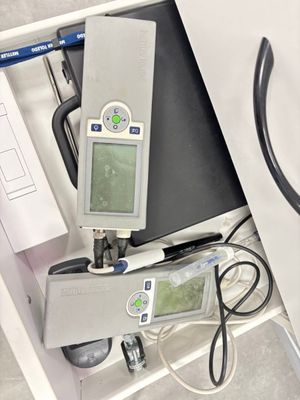 un tiroir blanc contenant du matériel électronique et des câbles