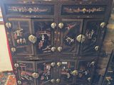 une armoire avec de nombreux tiroirs sur le dessus