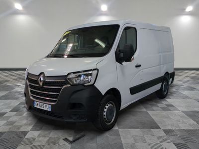 la photo d'une camionnette blanche garée dans une pièce