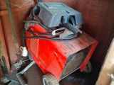 une machine rouge qui se trouve dans un coin d'une pièce