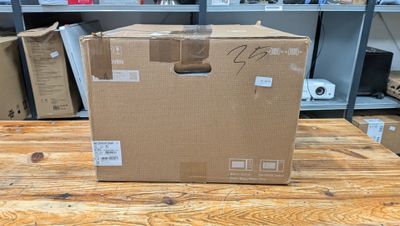 une boîte en carton posée sur une table en bois
