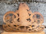 une sculpture en métal représentant un cheval et une calèche, posée sur une table
