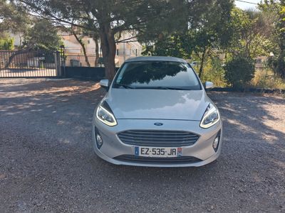 l'avant d'une ford fiesta argentée garée dans un parking