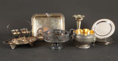 beaucoup d'objets en argent posés sur une table