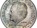 Gros plan sur une pièce de monnaie portant le visage d'un homme