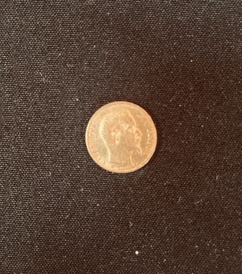 un gros plan d'une pièce de monnaie posée sur un tissu noir
